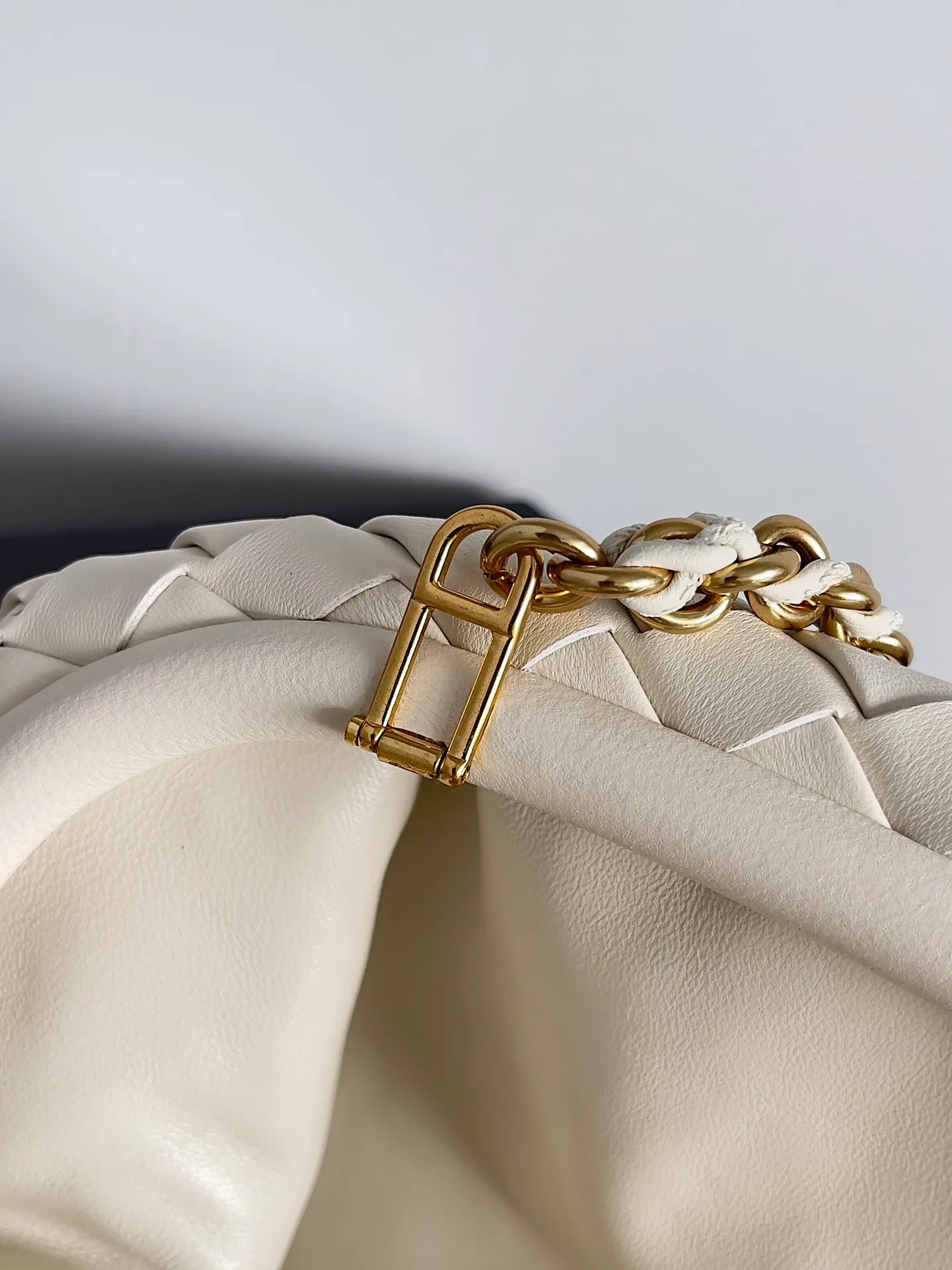 Batch 2260 BOTTEGA VENETA Lady's LAUREN CLUTCH Chain Clutch was inspired by 40 years ago. It is a perfect fusion of classic and modern bags. It is effortless and fashionable for any occasion and at any time. The newly added detachable metal chain allows people to have more ways to carry it. It is grand and elegant. Style No.: 785807 Size: 31.5*16.5*11cm